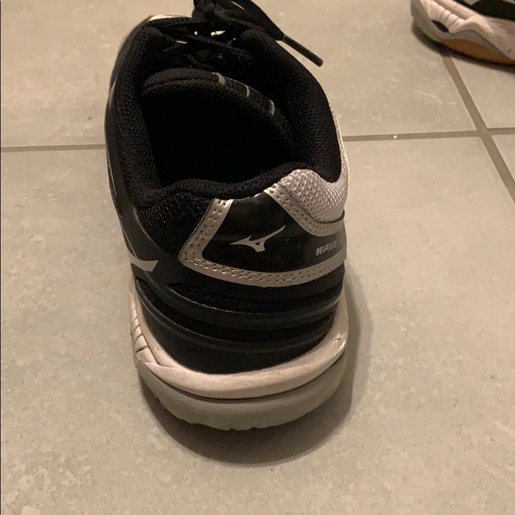 Volleyball Shoes - Picture 3 of 3